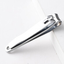 Nagelknipser aus Edelstahl mit großer Öffnung, ergonomisch geformtem Griff, scharfen Präzisionsklingen und abgerundeter Kante – geeignet für