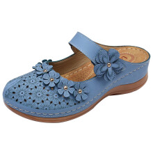 Sommerliche Keilsandalen für Damen 2024: Elegante, bequeme Sandalen mit Blumenmuster, geschlossener Zehenpartie und weicher, rutschfester Sohle.
