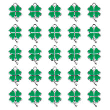 25 st. St. Patricks Day 4Leaf ornament fyrblad halsband harts örhängen berlocker små berlocker för att göra smycken gör-det-själv (grön)