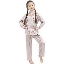 Zweiteiliges Outfit für Mädchen mit langärmliger Hose und Seidensatin-Hemd mit Schleifenmuster und Knopfleiste. Bequeme Hauskleidung für Mädchen