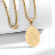 Colar masculino com pingente de São Miguel Cristóvão em aço inoxidável dourado.