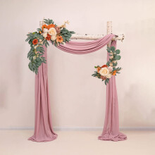 2 stk. oransje bue simulerte roseblomster, støvete rosa gjennomsiktig chiffong draperingsstoff til bryllupsbue, festbakgrunn,