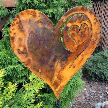 Estaca decorativa em forma de coração, feita de ferro, para jardim, varanda ou pátio.