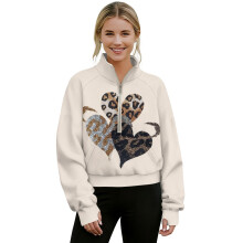 Hyggelig cropped pullover til kvinder med kængurulomme og tommelfingerhul, leopardprint, hjerteprint, beige, 3XL