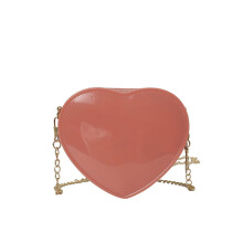 Bolsa transversal feminina em formato de coração, feita em couro vegano brilhante com corrente. Ideal para cosplay.