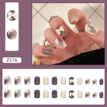 Mælkehvide og lilla kunstige negle udsøgte applikationer manicure tilbehør til kvinder og piger negledekor limmodeller