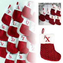 Rote gestrickte Weihnachtsstrumpfbeutel mit Initialen
