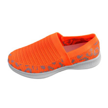 Damesko med leopardmønster og netting, svarte og hvite, flat bunn, pustende strikkesko som passer til jeans.