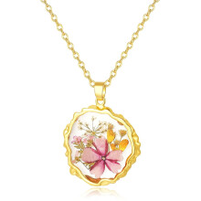 Colier cu flori de ziua de naștere din aprilie pentru femei – margarete presate reale, pandantiv boho lucrat manual, 45 cm, cadou atent |