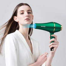 Krachtige elektrische föhn, lichtgewicht en stil, droogt snel, geschikt voor thuis- en salongebruik.