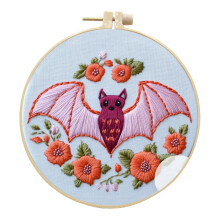 Broderisett med Halloween-flaggermusspøkelse med bøyle, tråd og stoff - Komplett DIY-dekorasjonssett for å lage skumle sesongkunstverk og