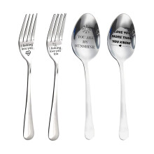 Modern graverad sked, elegant förpackning i rostfritt stål för speciella tillfällen, en meningsfull present till nära och kära, slät