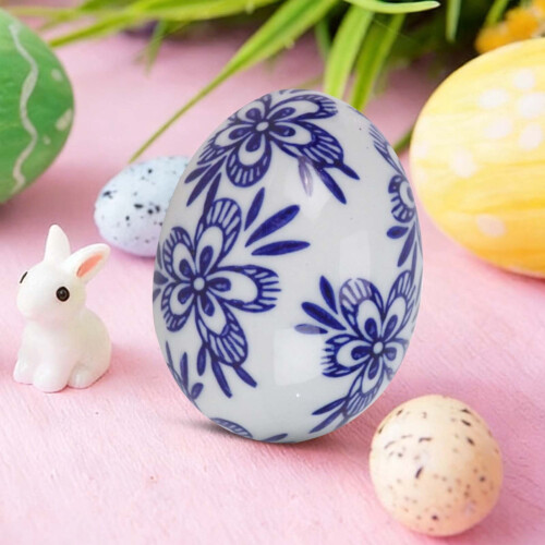 Œuf de Pâques en céramique bleue et blanche