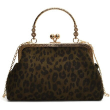 Liten leopardfärgad mocka-aftonclutch med kedjetryck och Kiss Lock-knäppning