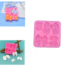 Molde de silicona rosa con forma de mini lazo para chocolate, fondant y resina.