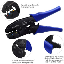 Kit de ferramentas de crimpagem para terminais de fios variados, com cabo ergonômico e sistema de catraca para operação suave.