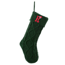 Gestrickter Weihnachtsstrumpf mit gesticktem Buchstaben 'R'