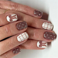 Glänzende künstliche Fingernägel, kurze quadratische Form, braune Schleifen, kariertes Muster, Polka Dots