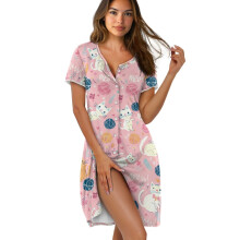 Camisola feminina de manga curta com botões, comprimento até o joelho, para usar em casa, com estampa fofa de gatinhos e bolas de lã – Tamanho