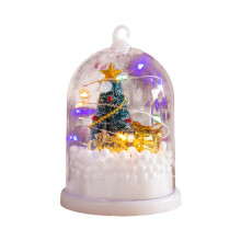 Leuchtende Weihnachtsschneekugel mit Weihnachtsbaumschmuck, kleine Tischlichter für winterliche Dekorationen zu Hause