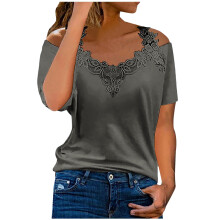 T-shirt grafica da donna grigio scuro con spalle scoperte, taglie forti, maniche corte, scollo a V, pizzo, patchwork all'uncinetto – Adatta per