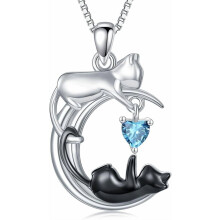 Colar com pingente de lua com gato branco e gato preto em prata de lei, joia para presente feminino.