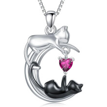 Colar com pingente de lua com gato branco e gato preto em prata de lei, joia para presente feminino.