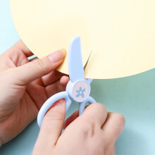 Forbici di sicurezza colorate con punta tonda, ideali per progetti creativi e attività manuali. Design ergonomico in plastica, perfette per i