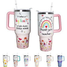 Cadeau voor de leerkracht: een geïsoleerde roestvrijstalen drinkbeker met handvat, perfect als bedankje voor de leerkracht. De beker heeft een