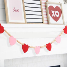 Decoraciones de San Valentín de TETOU: Guirnalda de San Valentín de fieltro rojo y rosa con corazones y cuentas de madera, 1,37 m (4,5 pies), ideal