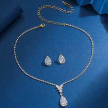 Conjunto de joias para noivas, colar e brincos prateados com strass e cristais, ideal para ocasiões formais e eventos especiais.