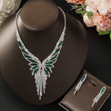 Conjunto de joias de noiva com cristais, colar e brincos prateados brilhantes com strass, ideal para casamentos e formaturas. Colar feminino perfeito
