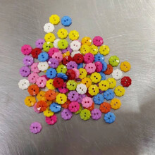 Conjunto de 100 botões coloridos para roupas infantis com estampa de flores.