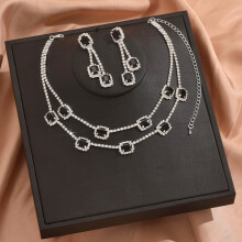Conjunto de joias de noiva com strass verdes, colar choker em camadas com cristais e brincos, ideal para casamentos, formaturas e ocasiões formais.