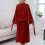 Robe de manga comprida com lapela elegante e cinto para usar em casa. 3