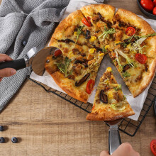 Conjunto elegante de cortador de pizza e espátula para bolo, com lâmina serrilhada de design sofisticado em aço inoxidável de alta qualidade,