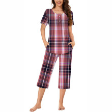 Nrmvnmi Dame Ternet Capri Pyjamasæt: Top med knaplukning og bukser med elastisk talje og lommer – Komfortabelt loungewear