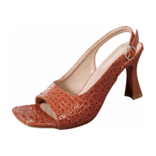 Braune Damen-Sandalen mit Absatz, offener Zehenpartie, eckiger Form, Knöchelriemen, dünnem Absatz, lässig und bequem, auch in großen Größen