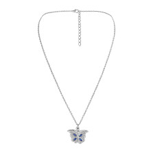 Hotselgende metallhalskjede med sommerfugl og hjerte - anheng med strass og åpningsbart design - elegant og enkel kragebenskjede