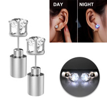 LED-beleuchtete Ohrstecker, leuchtender Diamantkronen-Anhänger – Geeignet für Partys, Hochzeiten, Geburtstage, Ausgehen, Discos und Festivals