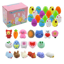18 paaseieren gevuld met mini-beeldjes in diverse prints en kleuren, ideaal als vulling voor paasmandjes of als prijs voor in de klas.