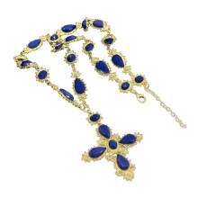 Collana regolabile con ciondolo a croce e pietre preziose colorate, accessorio elegante per abbigliamento femminile.
