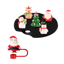 Conjunto de estatuetas de Papai Noel de Natal com base de exibição brilhante e acessórios decorativos para decoração de mesa natalina.