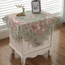 Nappe carrée élégante en patchwork de dentelle damassée, ornée de broderies florales, idéale pour les fêtes, la cuisine, les repas et les