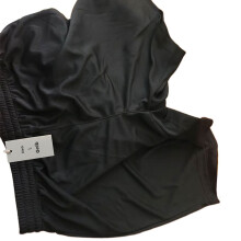 Pantaloncini sportivi da uomo, vestibilità ampia, in tessuto tecnico performante, colore nero.