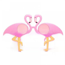 Impreza z piłką plażową, okulary imprezowe, gadżety do selfie, flamingowy kufel do piwa, drzewo kokosowe, zabawne okulary