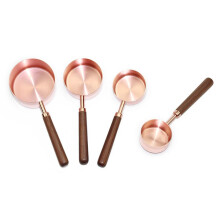 Utensilios de repostería: taza medidora de acero inoxidable, cuchara medidora con mango de nogal y baño de oro rosa, taza medidora grande.