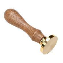 Stempelset met houten handvat voor het verzegelen van uitnodigingskaarten. Ronde, vierkante, rechthoekige, bloemvormige en hartvormige stempelkop.