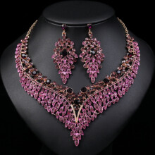 Conjunto de joias com strass e cristais: colar marcante e brincos pendentes para casamento/festa – compatível com estilos de noiva.