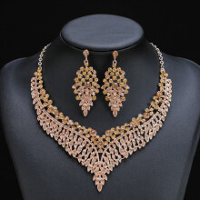 Conjunto de joias com strass: colar e brincos para casamento/festa – ideal para noivas e trajes formais.